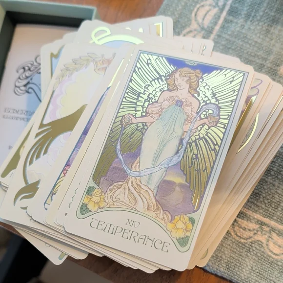 Ethereal Visions Illuminated Tarot Deck - Pastel Green & Gold Box - Picture 4 of 4